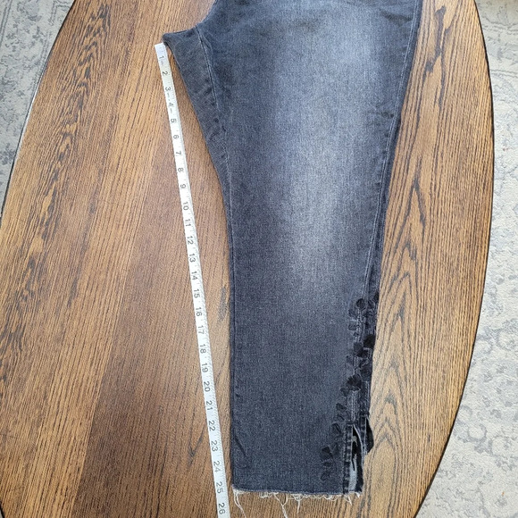 Levi's 711 Skinny Rawcut Hem Hi Rise Embroidered Jeans Size Women's 24W - Picture 11 of 15